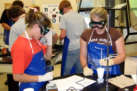 Un grupo de estudiantes de la Presentation Secondary School Thurles se reúne en el aula con varios equipos en el fondo.