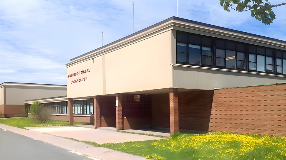 El moderno edificio de varios pisos con fachada de ladrillo y vidrio se encuentra en el terreno del Prince of Wales Collegiate.