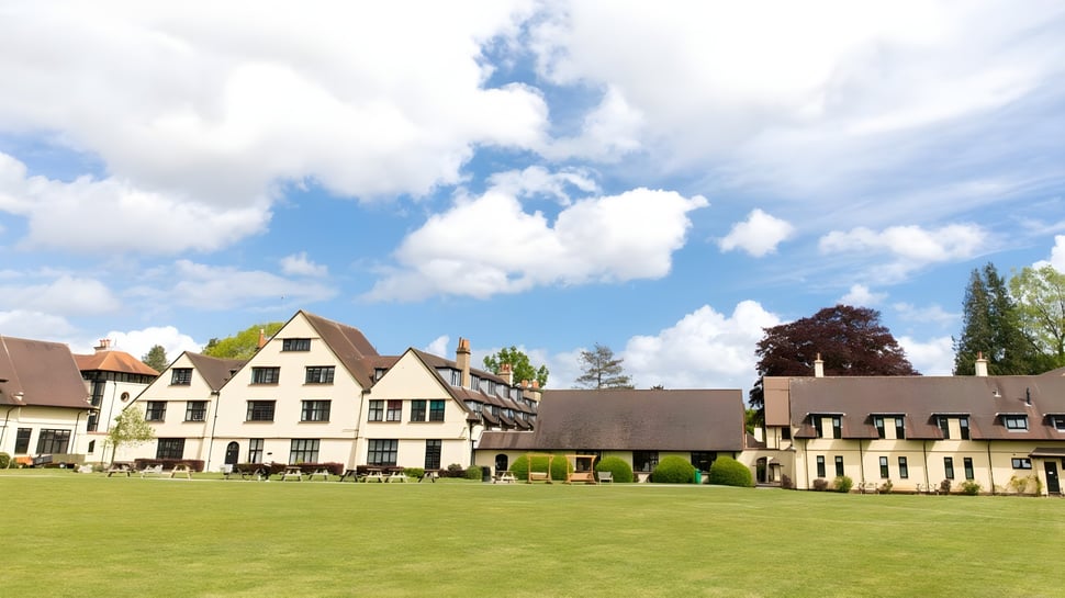 Una pintoresca vista del pueblo con edificios tradicionales frente al campus de la Prior’s Field School.