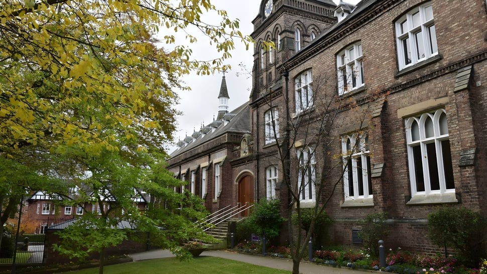 El histórico edificio de ladrillo con detalles arquitectónicos decorativos en el terreno de Queen Elizabeth’s 6th Form.