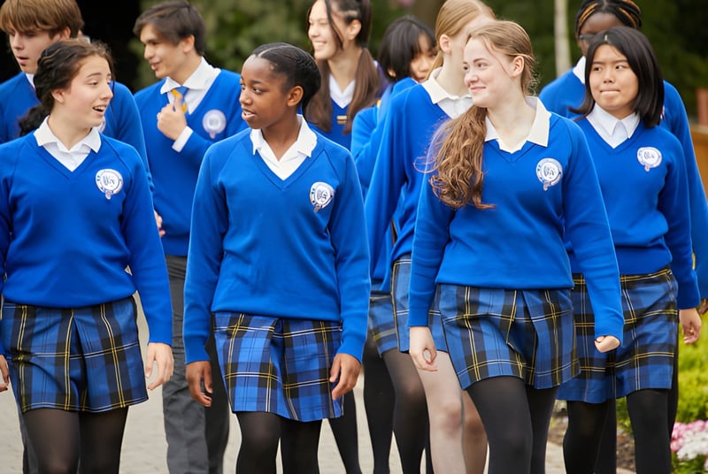 Estudiantes de Queen Ethelburga’s Collegiate están juntos en el área del jardín de la escuela.
