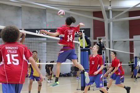 Estudiantes del Rangitoto College juegan un partido de voleibol en el gimnasio.