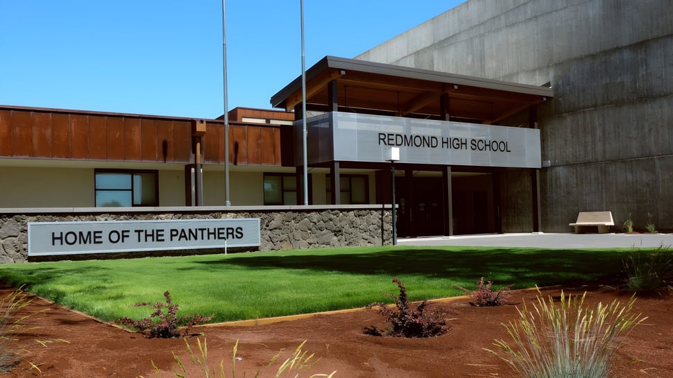 El edificio de la Redmond High School con un cartel 'Home of the Panthers' en primer plano.