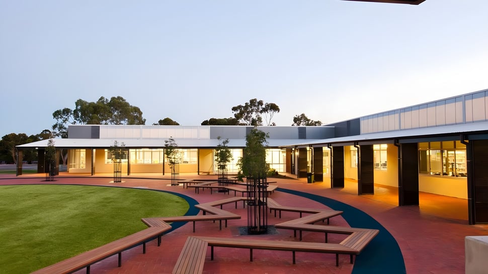 El moderno edificio del Reynella East College es de una sola planta y está rodeado de áreas verdes bien cuidadas y un camino pavimentado.