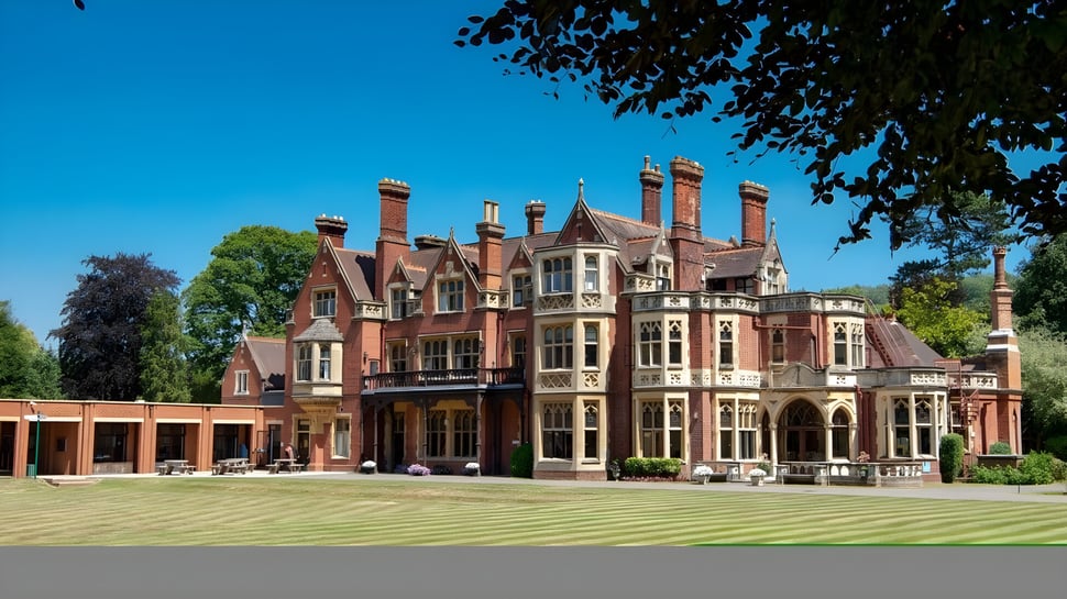 Una mansión victoriana se encuentra en el terreno de RGS Surrey Hills (Box Hill School) rodeada de un verde cuidado.