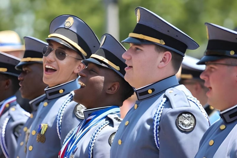 Un grupo de estudiantes uniformados está en formación en el campus de Riverside Military Academy.