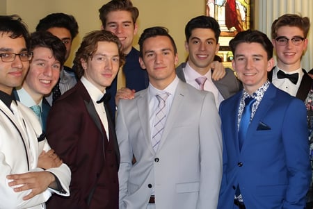 Un grupo de jóvenes posan juntos en un entorno formal en el campus de la Riverside Secondary School.