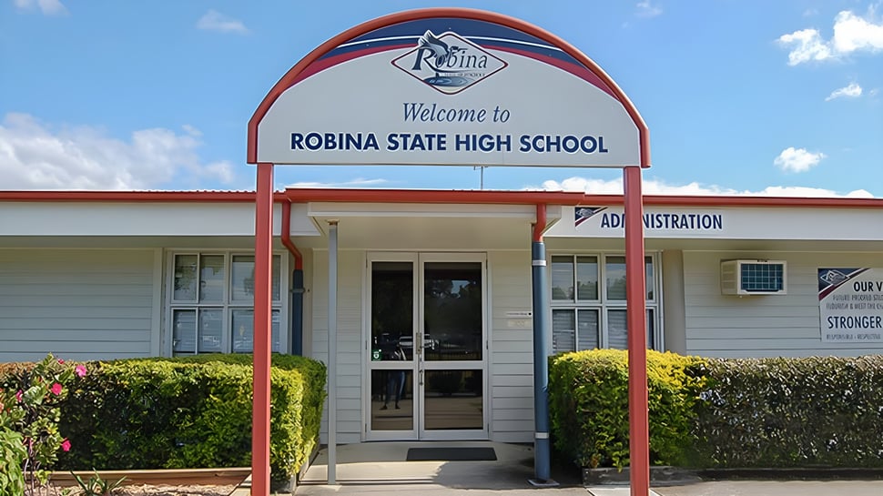 El área de entrada con un gran cartel de bienvenida y el logo de la Robina State High School.