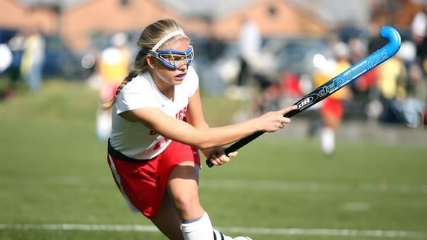 Una deportista sostiene un stick de hockey en el campo de la Rockport School durante un partido.