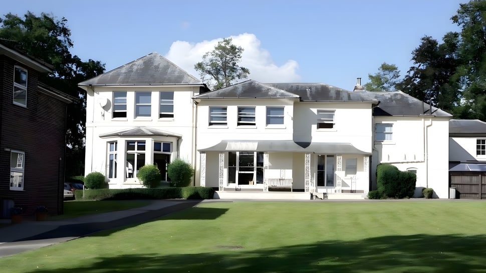 El blanco edificio principal de varios pisos de la Rookwood School se encuentra en un césped bien cuidado y está rodeado de árboles.