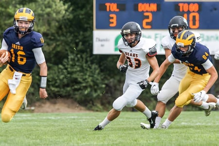 Estudiantes de la Rosemount High School juegan un partido de fútbol en el campo con el marcador actual en la pizarra.