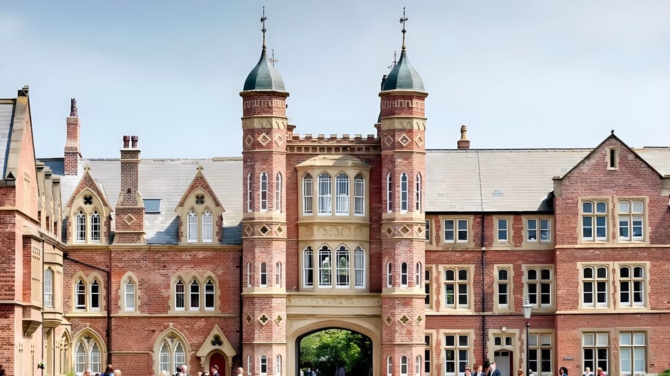 El histórico edificio principal de la Rossall School con dos torres en el paisaje urbano europeo.