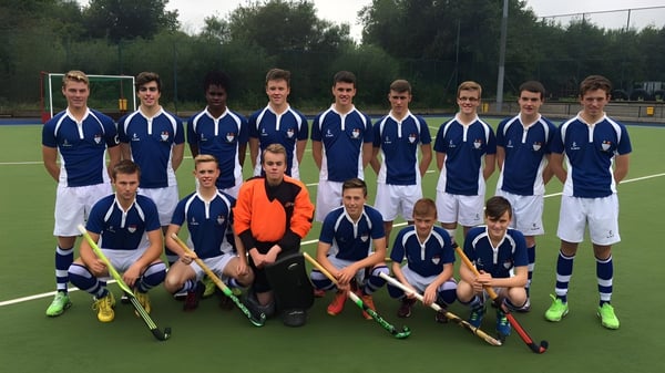 Un grupo de estudiantes juega al fútbol en el campo de la Royal and Prior Comprehensive School.