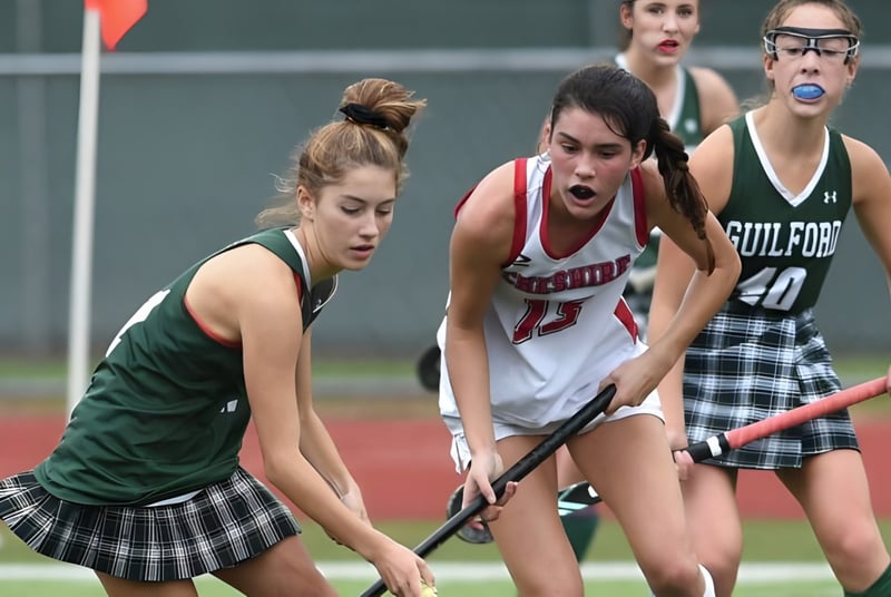 Un grupo de atletas compitiendo en el campo de deportes de la Royal Masonic School for Girls.