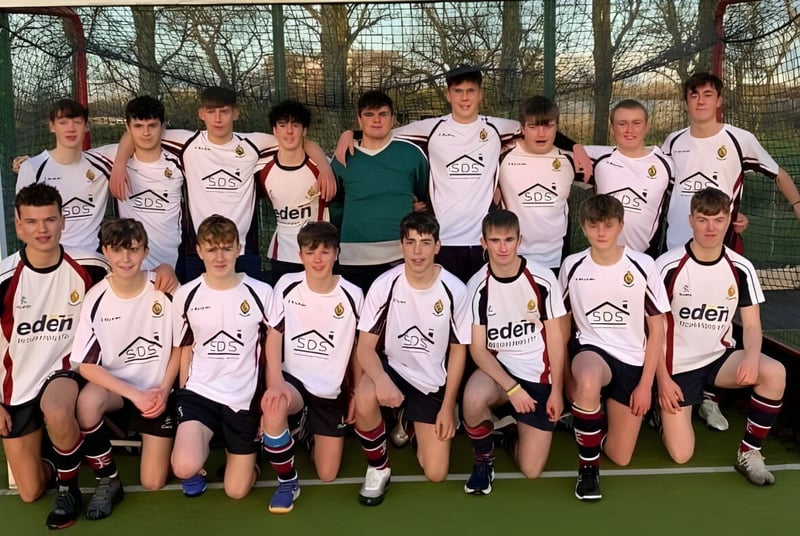 Un grupo de jóvenes futbolistas posan en el campo de la Royal School Armagh.