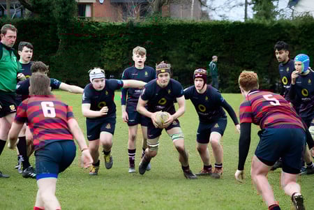 Un grupo de jugadores de rugby lleva diferentes camisetas en un partido en el campo de la Royal School.