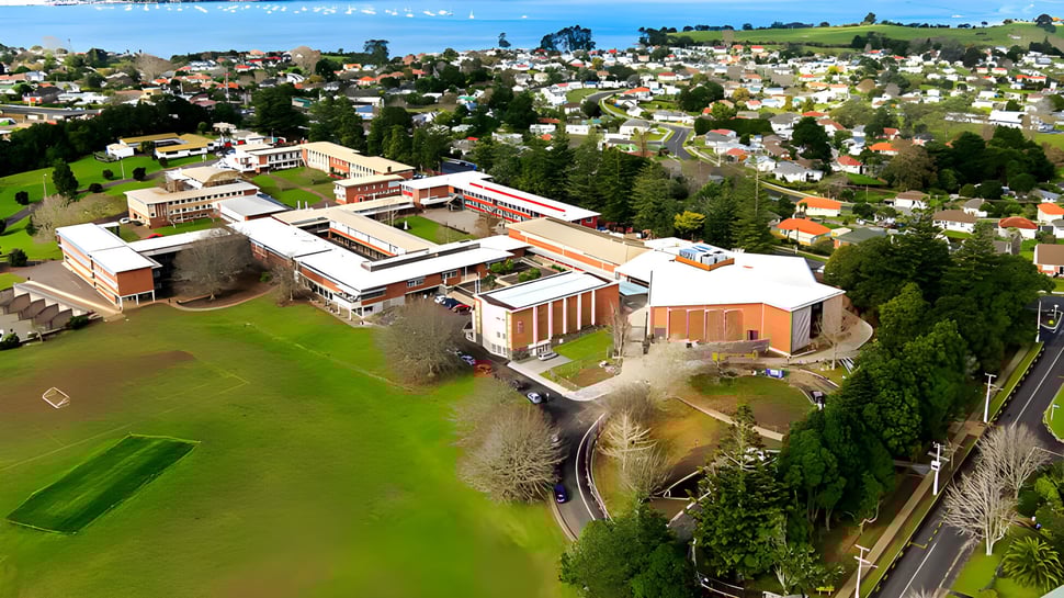 El extenso campus del Sacred Heart College está rodeado de mucho verde con vista a un cuerpo de agua en el fondo.