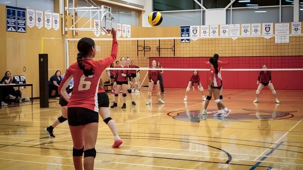 Alumnas de la Sacred Heart School of Halifax juegan al voleibol en el gimnasio.