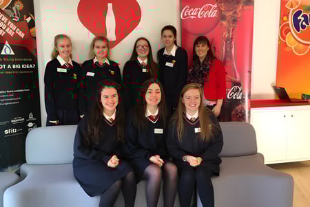 Un grupo de alumnas de la Sacred Heart Secondary School en Drogheda posa frente a fondos Públicoitarios de Coca-Cola y Fanta.