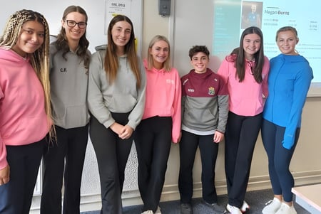 Un grupo de alumnas está reunido en el pasillo de la Sacred Heart Secondary School en Tullamore.