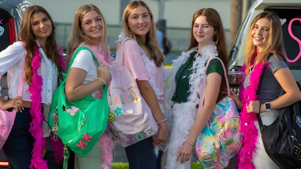 Un grupo de alumnas de la Saint Edward's School está reunido en el área exterior frente a un edificio.