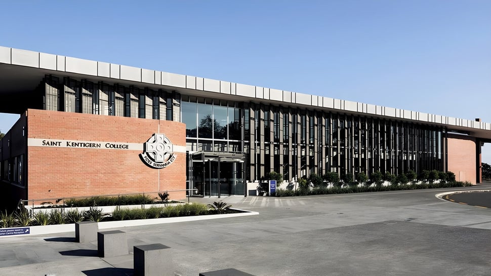 El moderno edificio de ladrillo con ventanas de vidrio se encuentra en el campus del Saint Kentigern College.