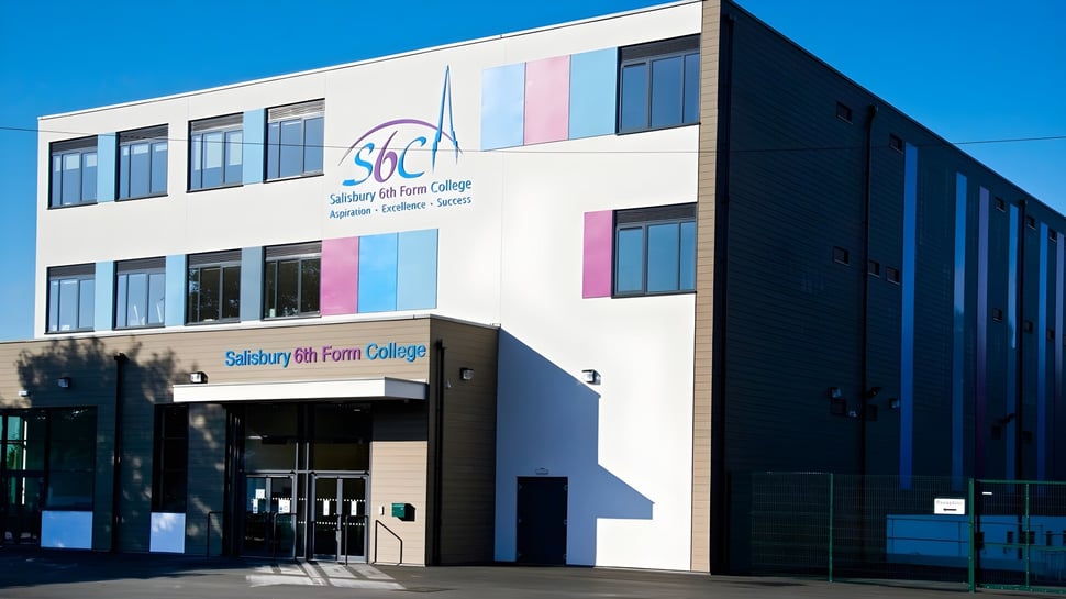 El moderno edificio de varios pisos con el logo de SBC en la fachada pertenece al Salisbury Sixth Form College.