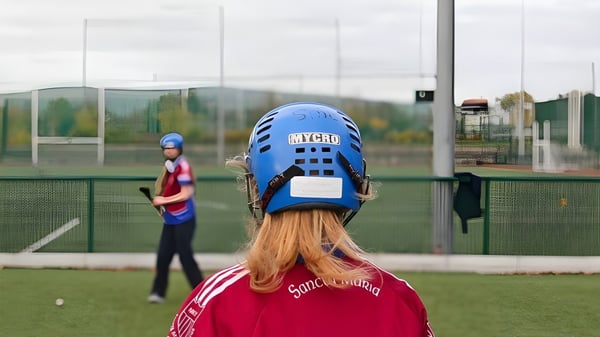 Una persona con casco azul está en un campo de juego en el campus del Sancta Maria College en Ballyroan.