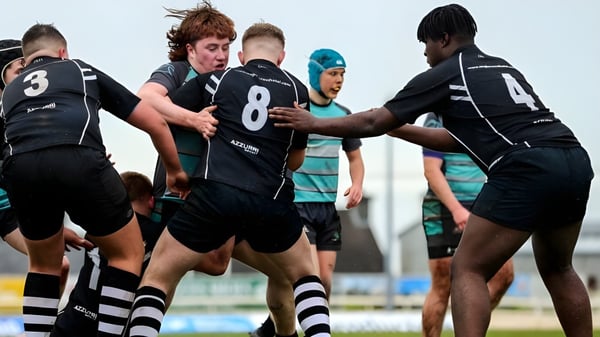 Un grupo de jugadores de rugby del Sancta Maria College se puede ver en una situación de juego en el campo de deportes.