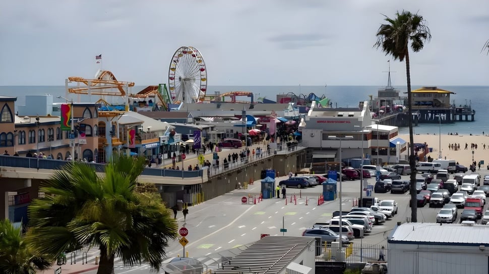 El bullicioso muelle con la noria y palmeras cerca del Santa Monica College en un entorno urbano.