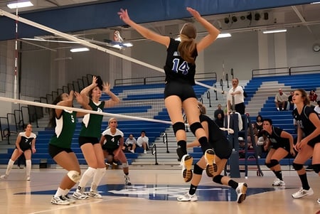 Jugadoras de voleibol del Santa Monica College juegan activamente un partido de voleibol con un remate sobre la red.