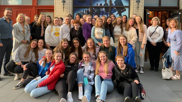 Un grupo de alumnas de la Scoil Mhuire (Trim) posan frente a un colorido mural.