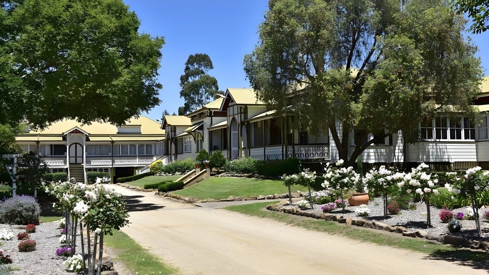 El cuidado camino del jardín lleva a un edificio de varios pisos en el terreno del Scots PGC College.