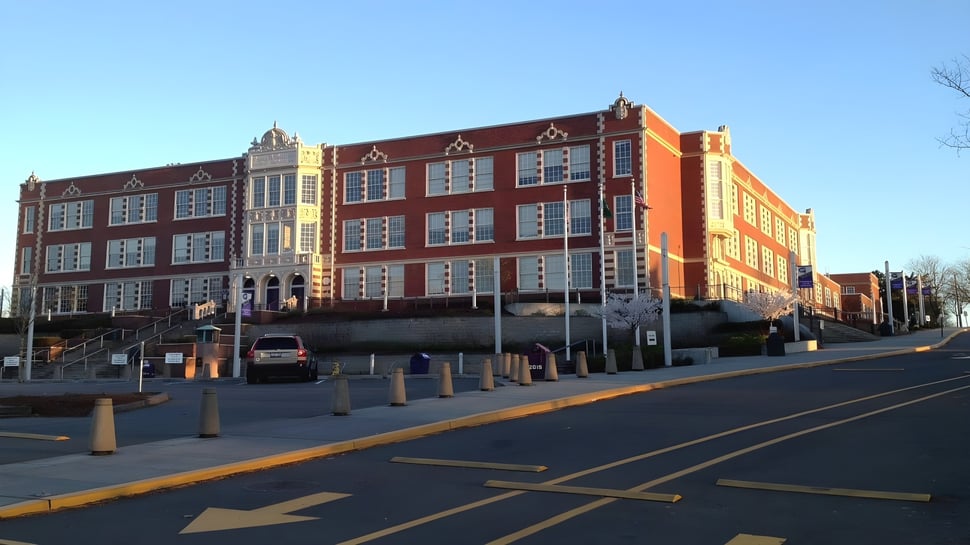 El edificio de ladrillo de varios pisos con detalles arquitectónicos ornamentales pertenece a Seattle Public Schools.