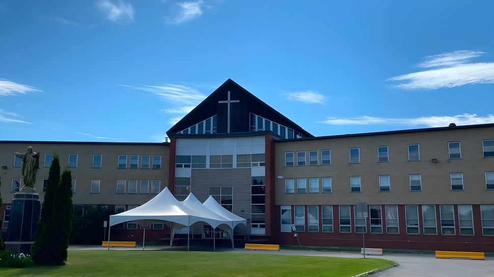 El moderno edificio de varios pisos con el techo triangular en el campus del Séminaire de Chicoutimi.