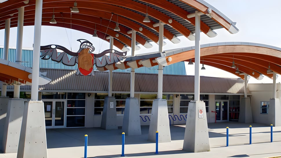 El colorido y decorado edificio de entrada con techo curvado de la Sentinel Secondary School en el exterior.