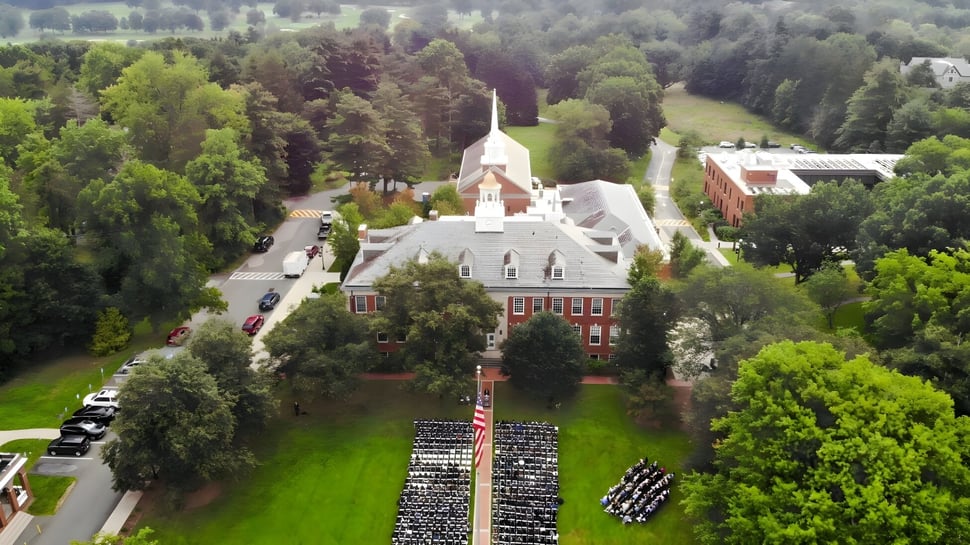 El edificio histórico con una cúpula blanca en el campus de la Shady Side Academy está rodeado de muchos árboles.