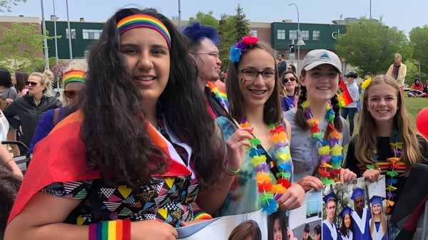 Un grupo de estudiantes participa en una fiesta frente a un edificio de Shaftesbury High.