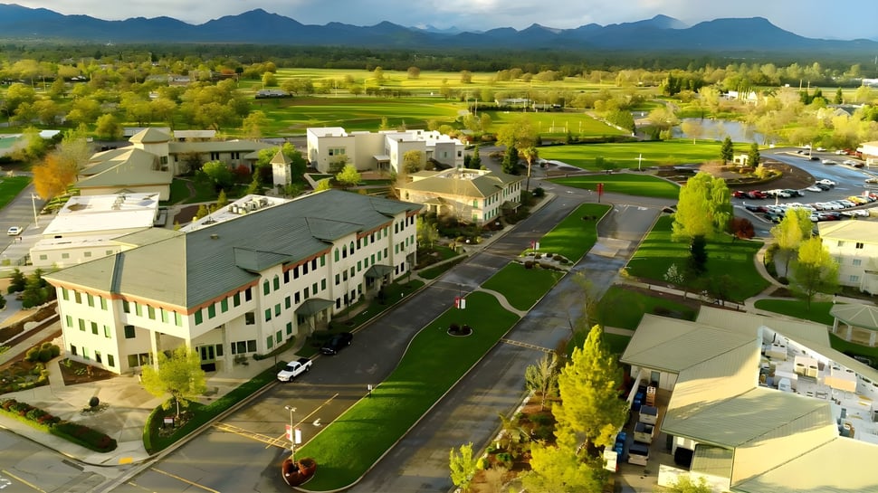 Un paisaje pintoresco con montañas al fondo cerca de la Simpson University.