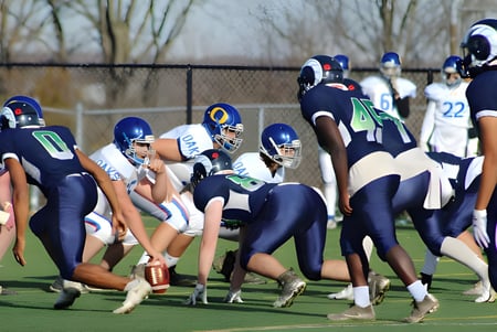 Jugadores de fútbol de la Sir Wilfred Laurier Secondary School están en plena equipación en el campo verde.