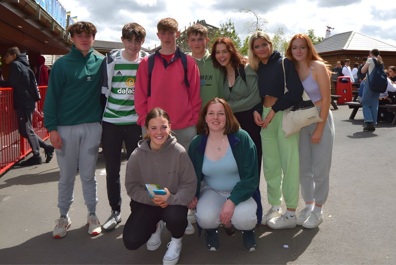 Un grupo de estudiantes se encuentra juntos en el área exterior del terreno de la Sligo Grammar School.