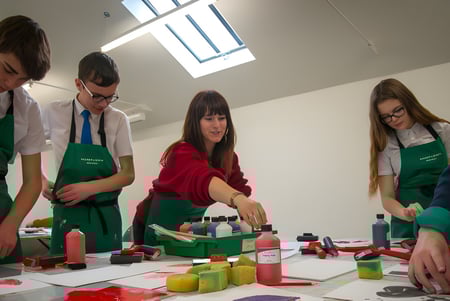 Un grupo de estudiantes de la Somerset Studio School trabaja en el aula de arte con diferentes materiales en una tarea práctica.