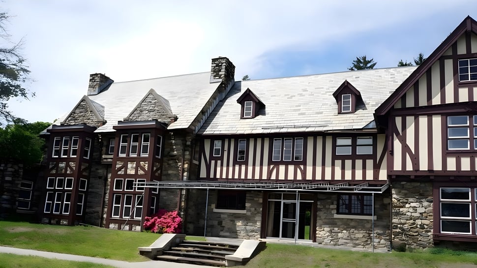 El edificio Tudor de la Sparhawk School está rodeado de un paisaje verde.