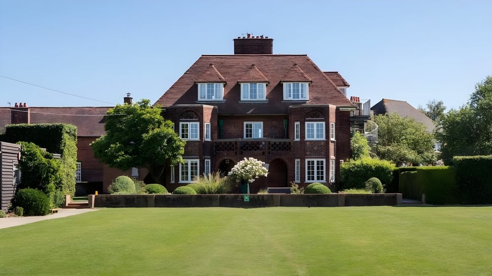 El gran edificio de ladrillo de la St. Christopher School está rodeado de césped bien cuidado y vegetación verde.