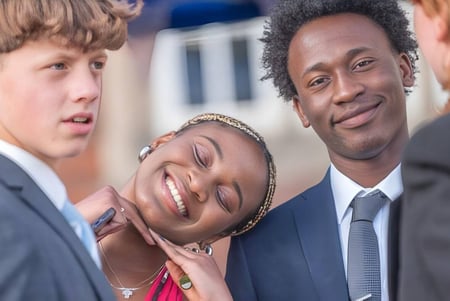 Dos hombres están juntos en un evento de la St. Christopher School vestidos de manera formal y sonriendo.
