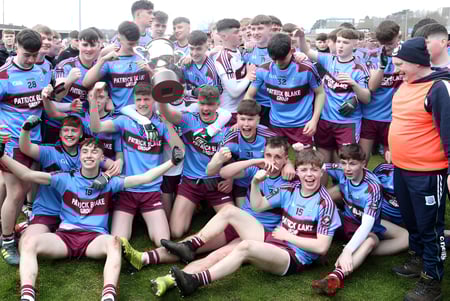 Un grupo de jóvenes atletas celebra después de una competencia exitosa en el terreno de St. Coleman's College.