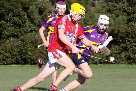Estudiantes de St. David's C.B.S. luchan en el campo por el balón en un partido de competición.