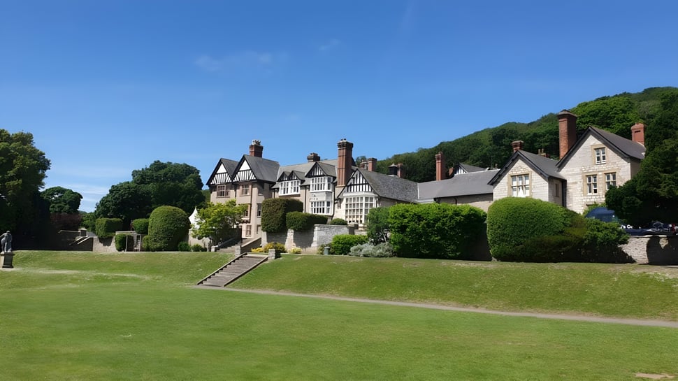 Se puede ver la histórica mansión y los cuidados jardines en el terreno de St. David’s College.