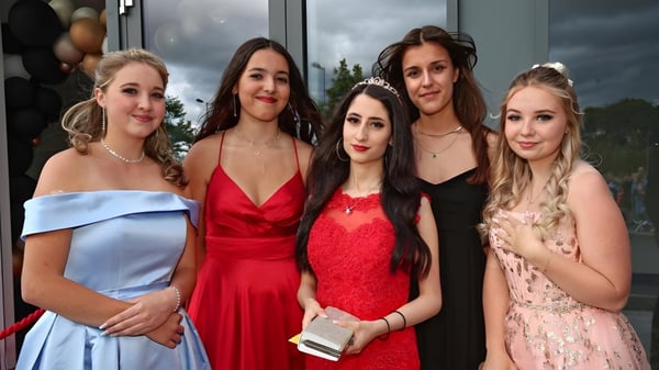 Un grupo de cinco alumnas posan juntas al aire libre en el campus del St. Dominic’s College.