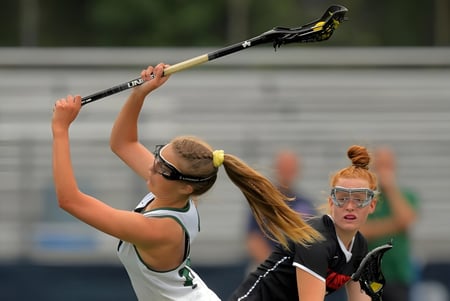 Dos alumnas juegan al hockey en el campo del St. Dominic’s College.
